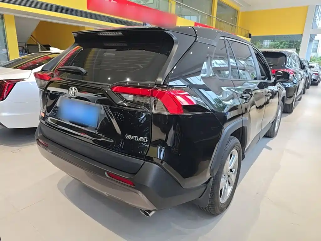 Toyota RAV4 — фото 7