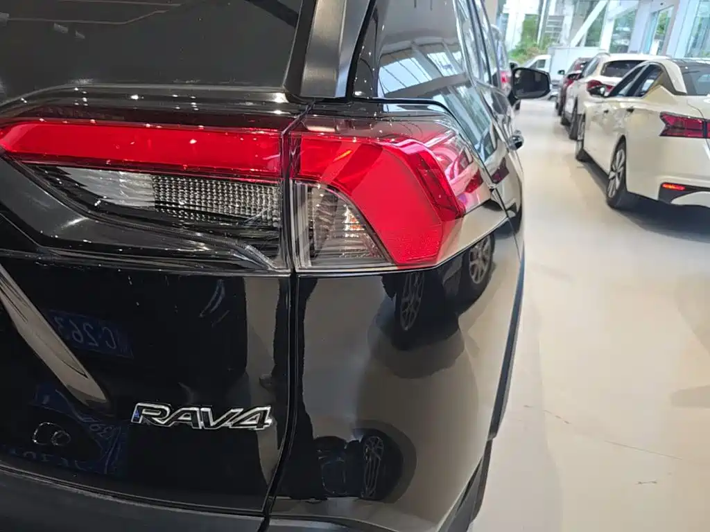 Toyota RAV4 — фото 8