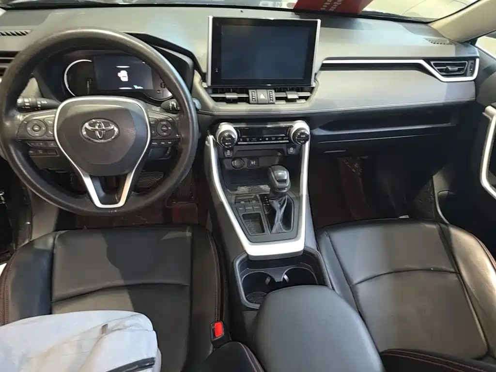 Toyota RAV4 — фото 10