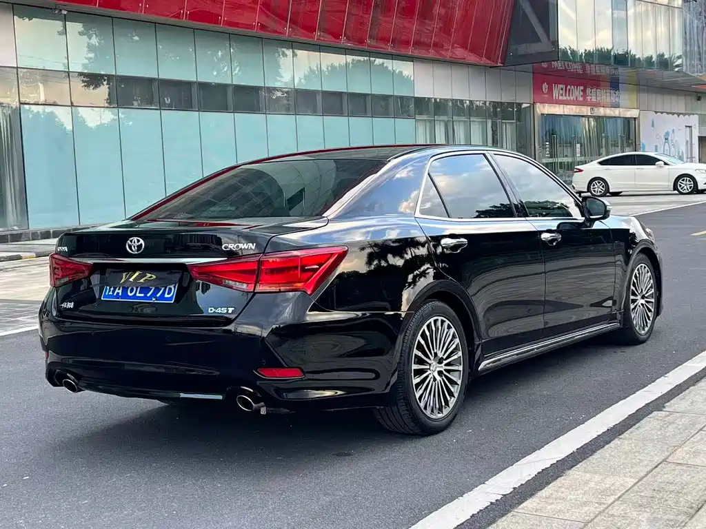 Toyota Crown — фото 6