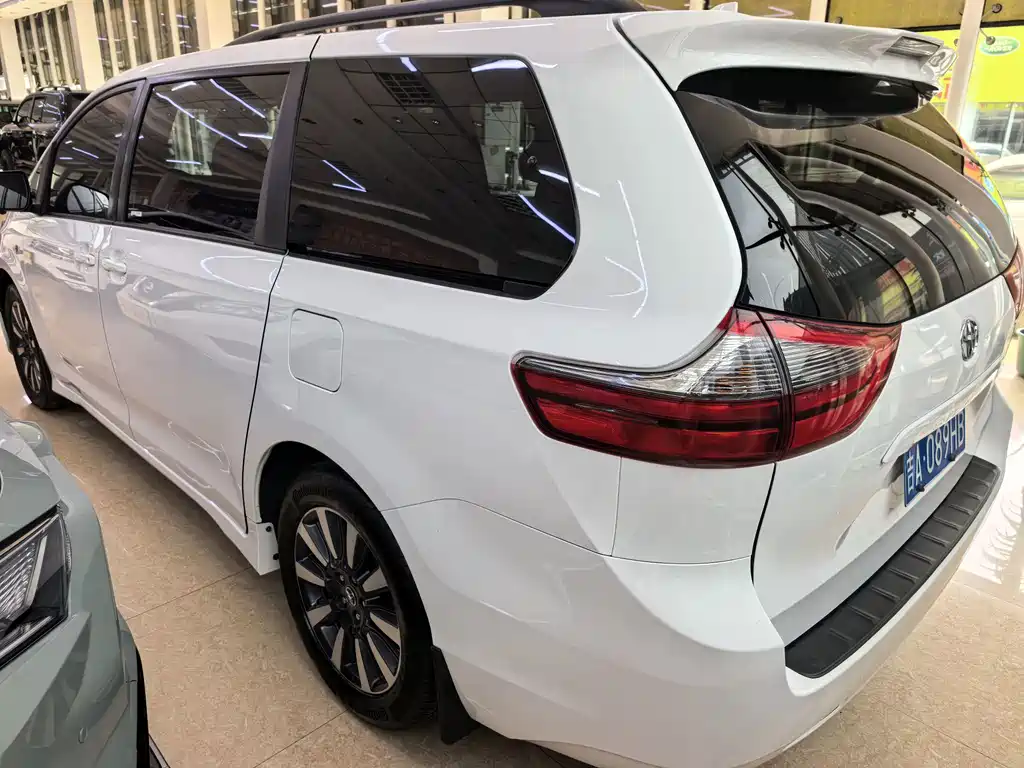 Toyota Sienna — фото 5