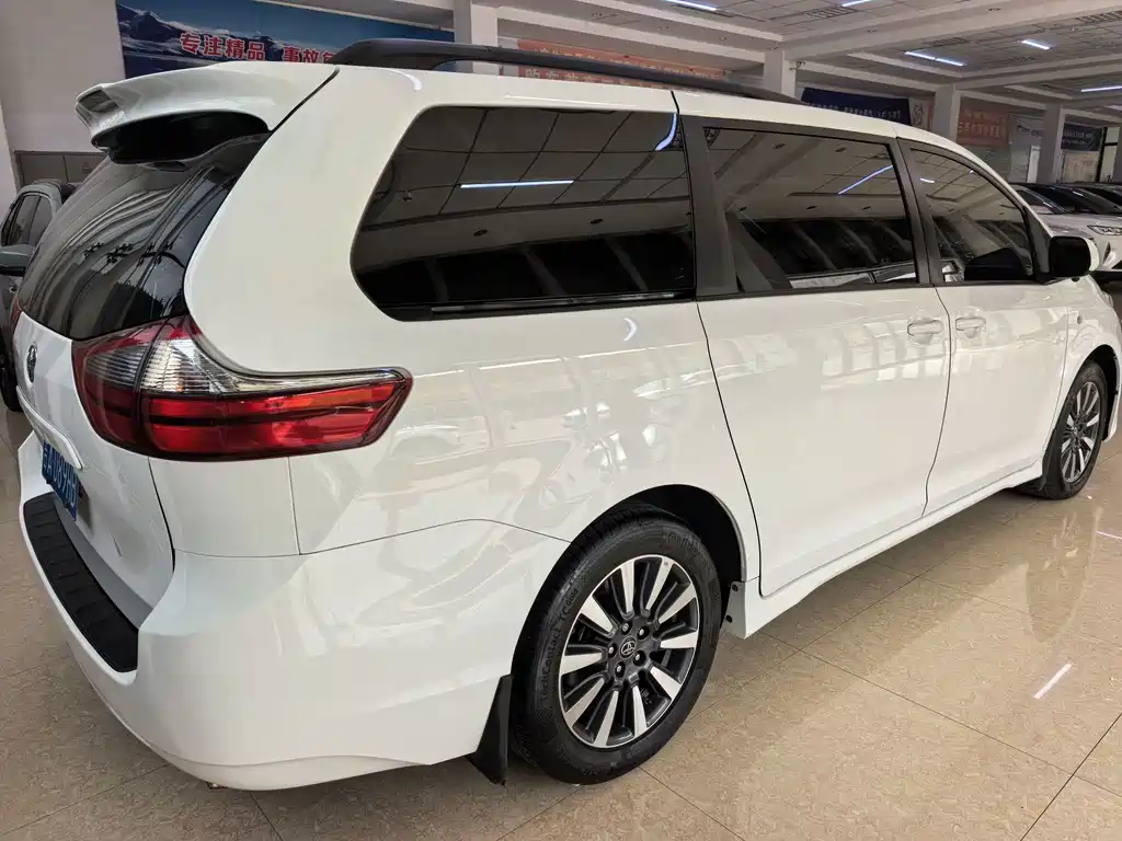 Toyota Sienna — фото 6