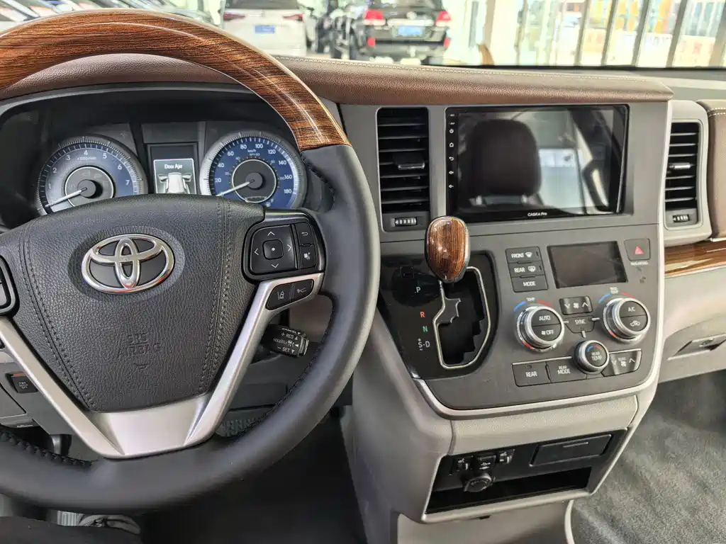 Toyota Sienna — фото 7
