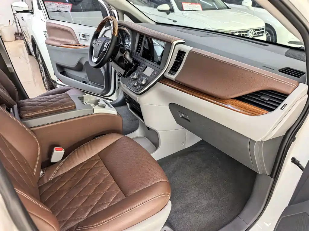 Toyota Sienna — фото 8