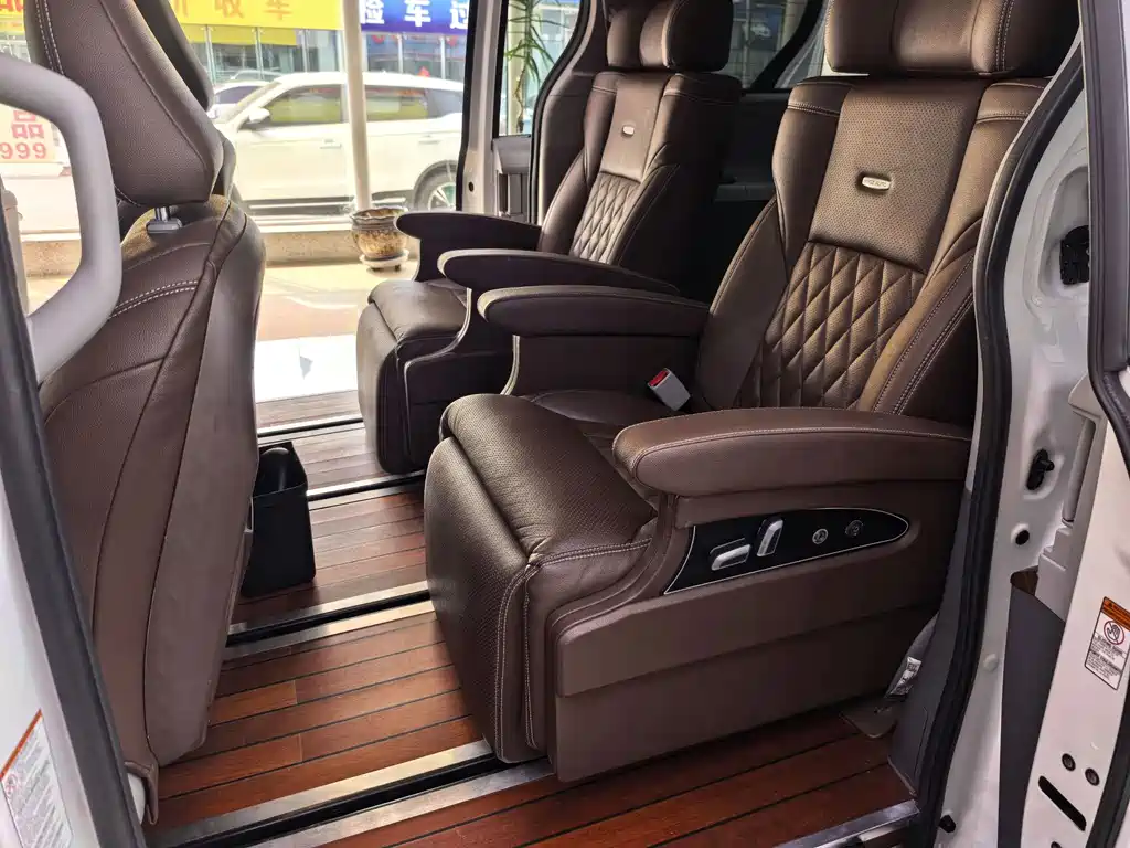 Toyota Sienna — фото 9