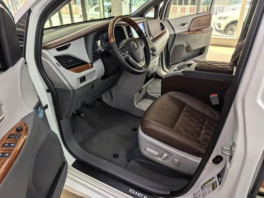 Toyota Sienna — фото 10
