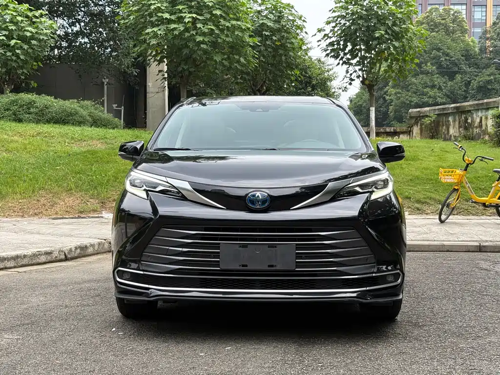 Toyota Sienna — фото 2