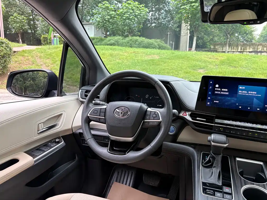 Toyota Sienna — фото 11