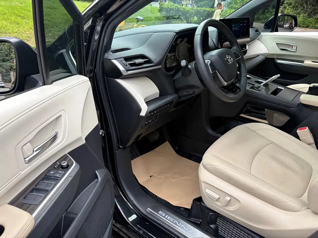 Toyota Sienna — фото 4