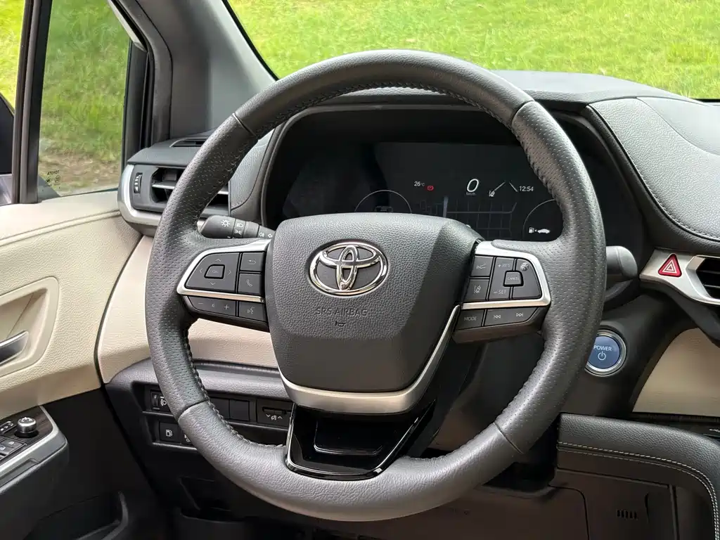Toyota Sienna — фото 9