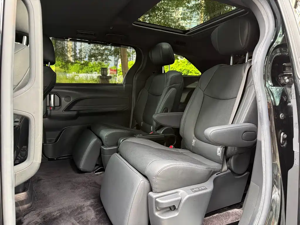 Toyota Sienna — фото 17
