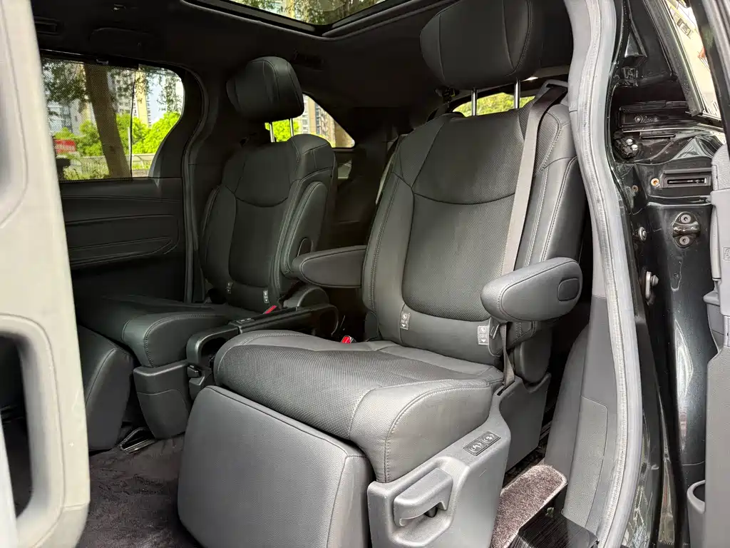 Toyota Sienna — фото 18