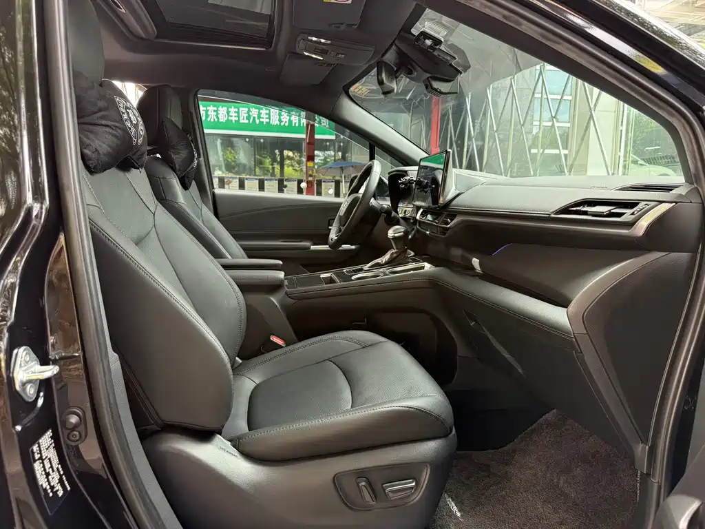 Toyota Sienna — фото 19
