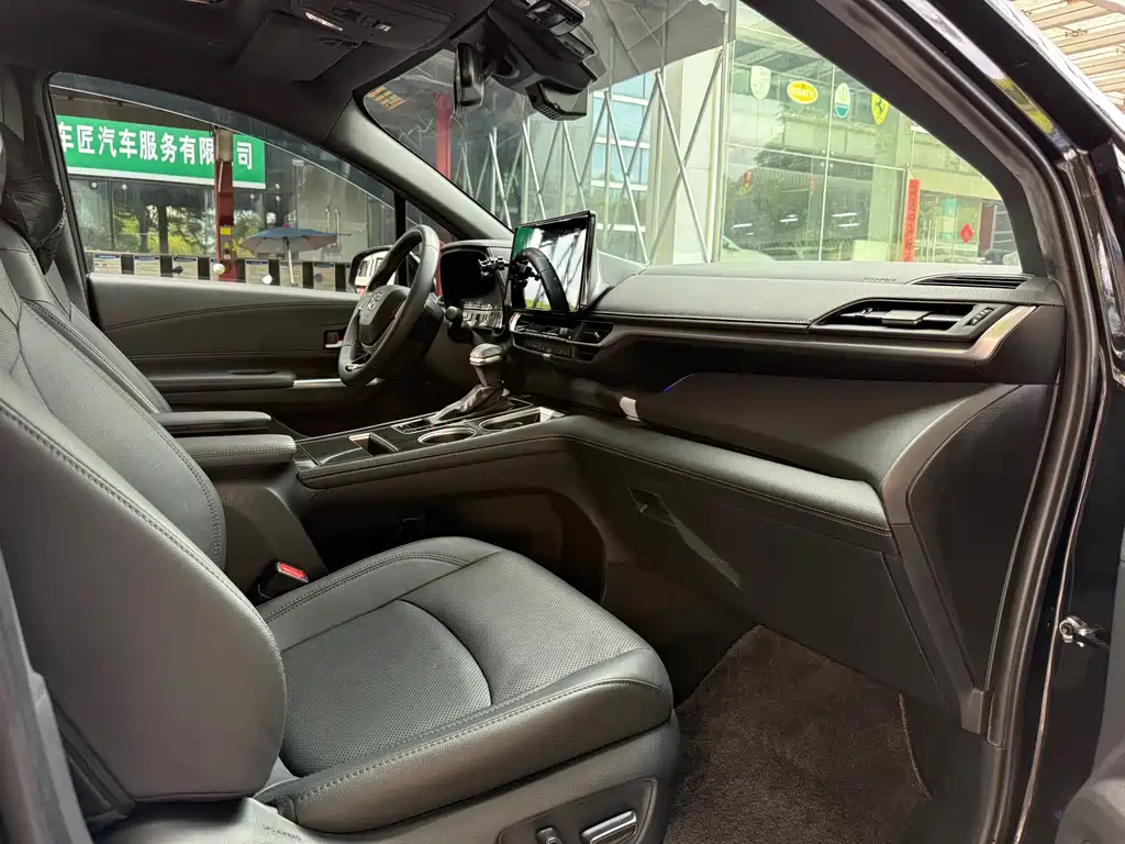 Toyota Sienna — фото 20