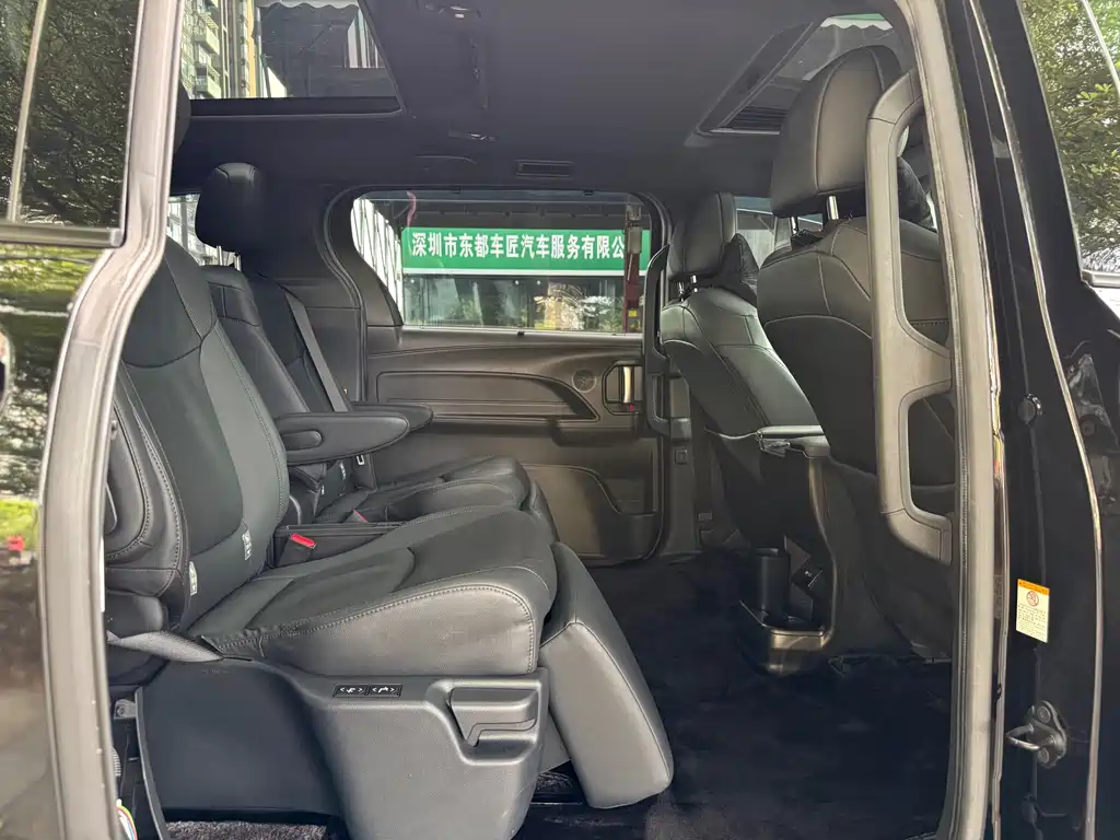 Toyota Sienna — фото 8
