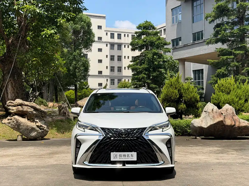 Toyota Granvia — фото 2