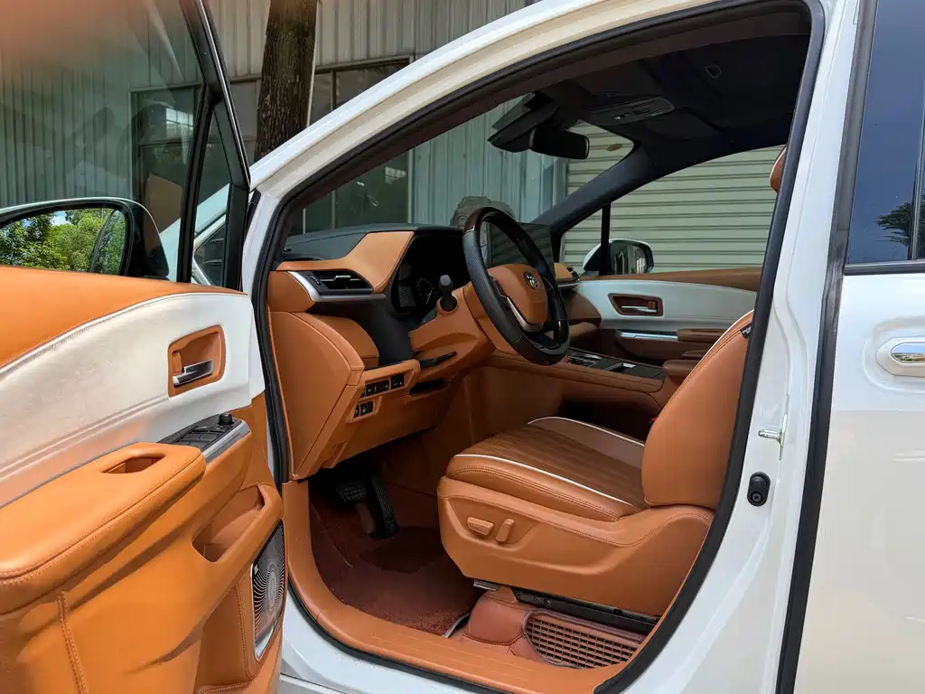 Toyota Granvia — фото 11