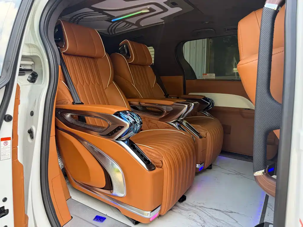 Toyota Granvia — фото 15