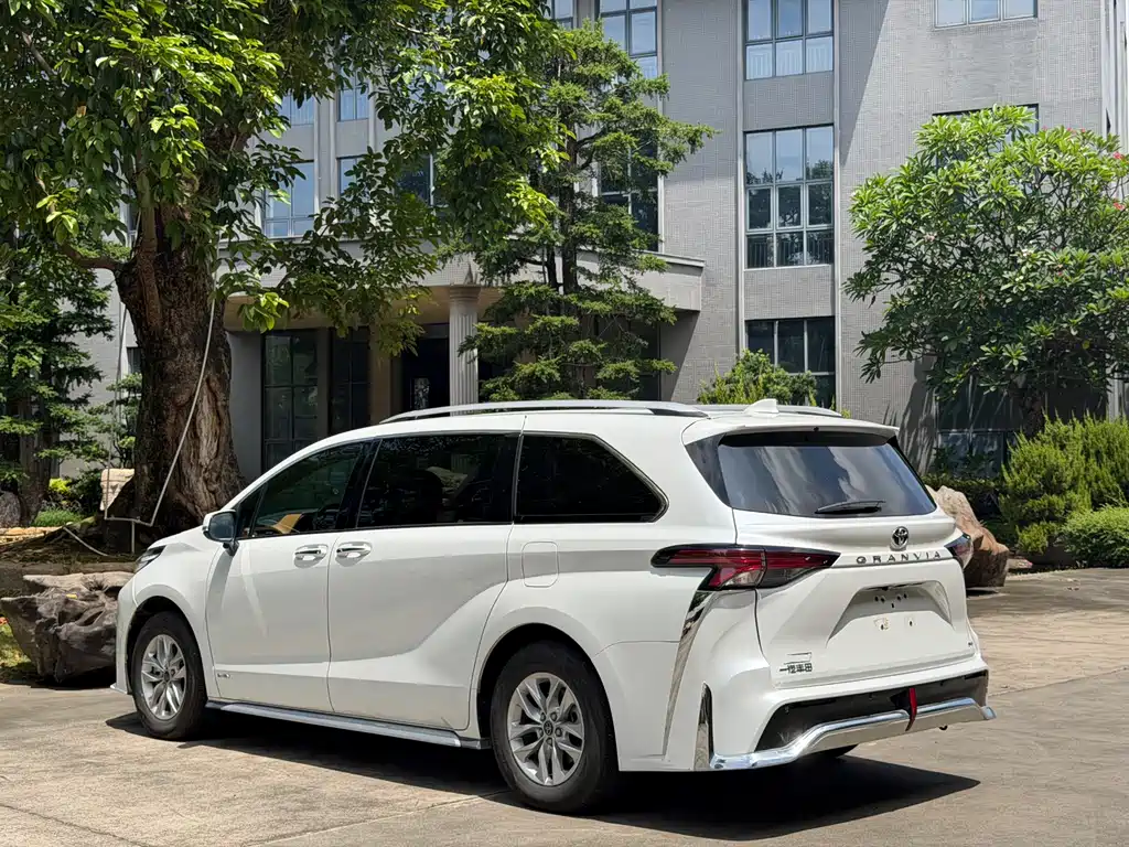 Toyota Granvia — фото 3