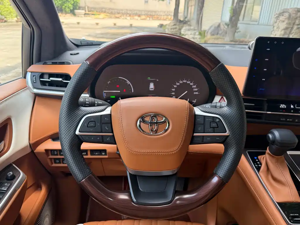 Toyota Granvia — фото 21