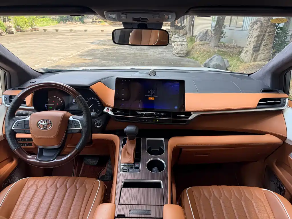 Toyota Granvia — фото 22