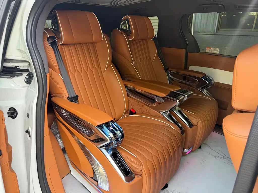 Toyota Granvia — фото 23