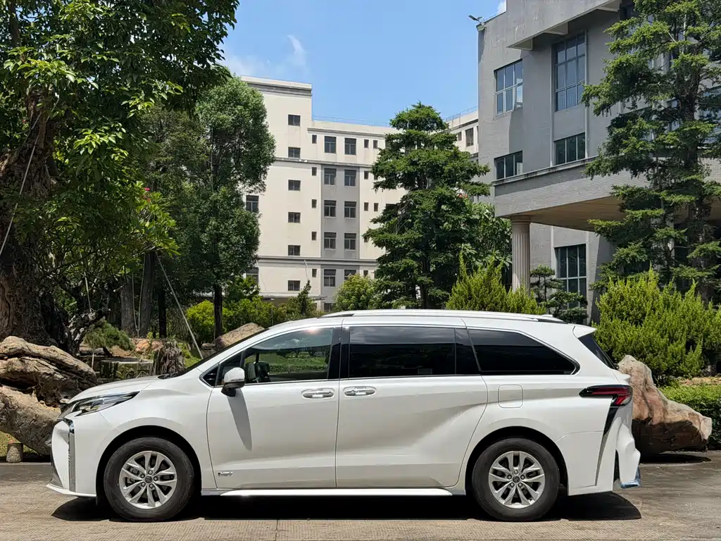 Toyota Granvia — фото 24