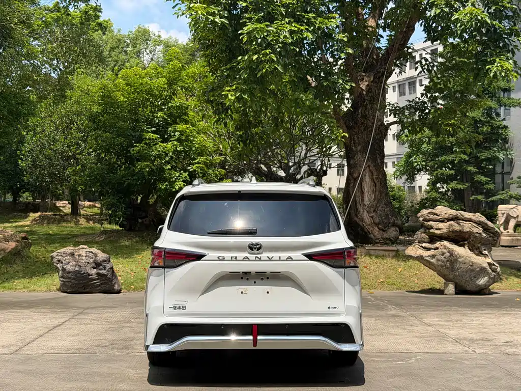 Toyota Granvia — фото 4