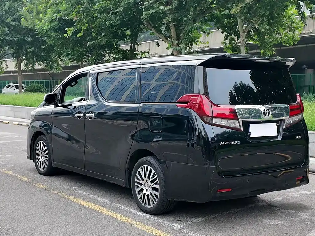Toyota Alphard — фото 5