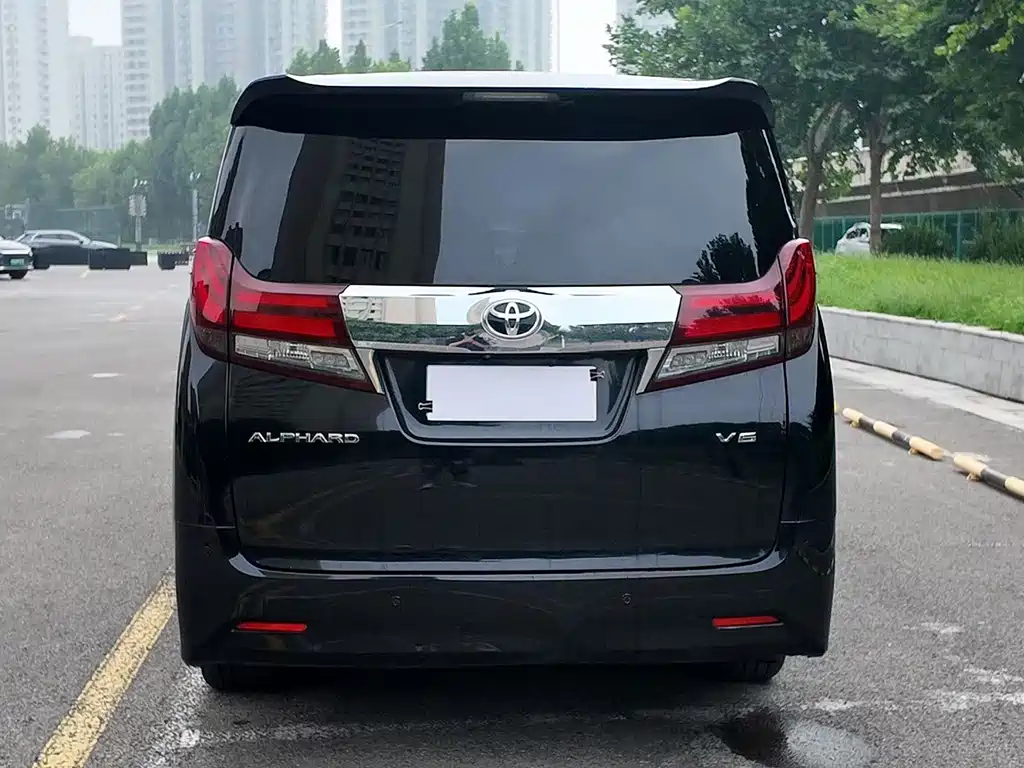 Toyota Alphard — фото 6