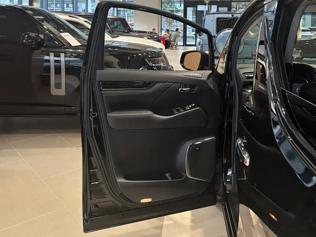 Toyota Vellfire — фото 8