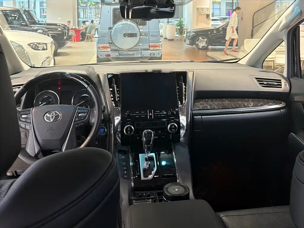 Toyota Vellfire — фото 10