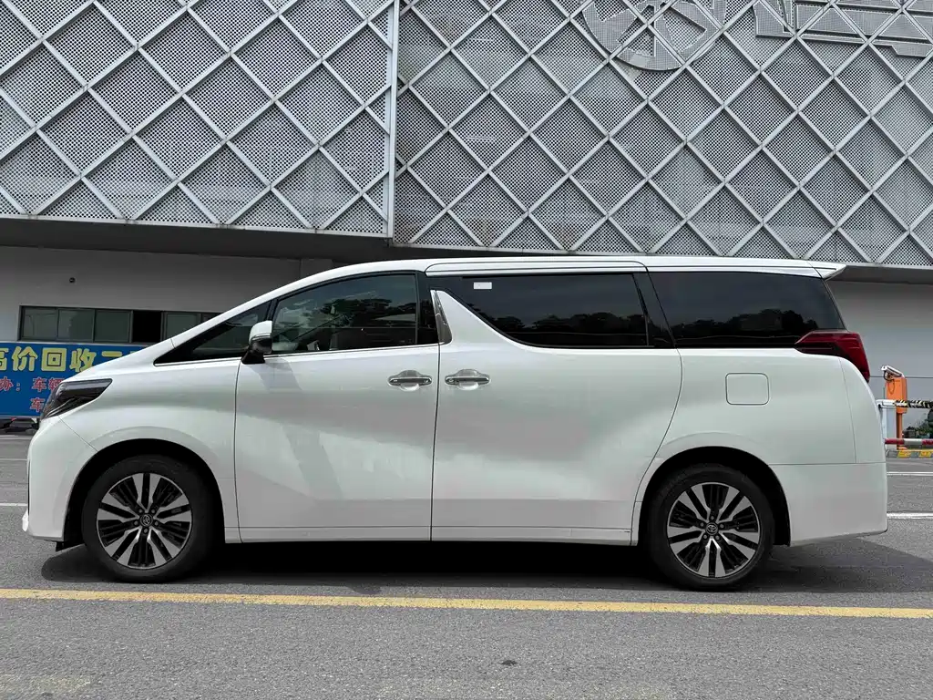 Toyota Alphard — фото 2