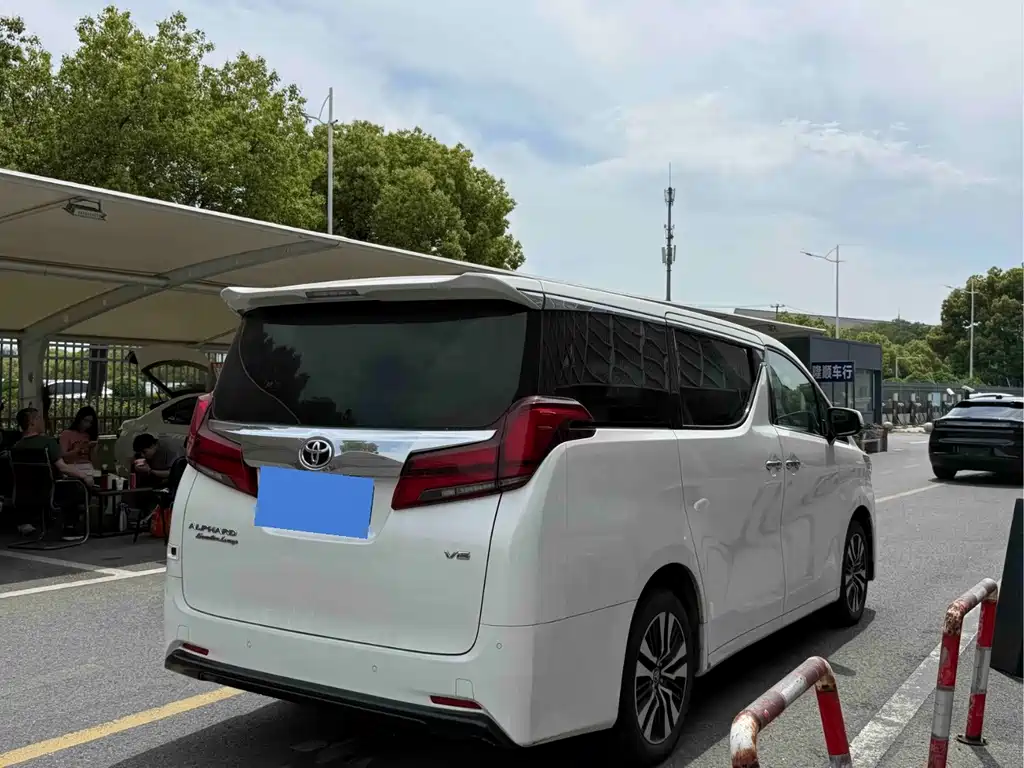 Toyota Alphard — фото 3