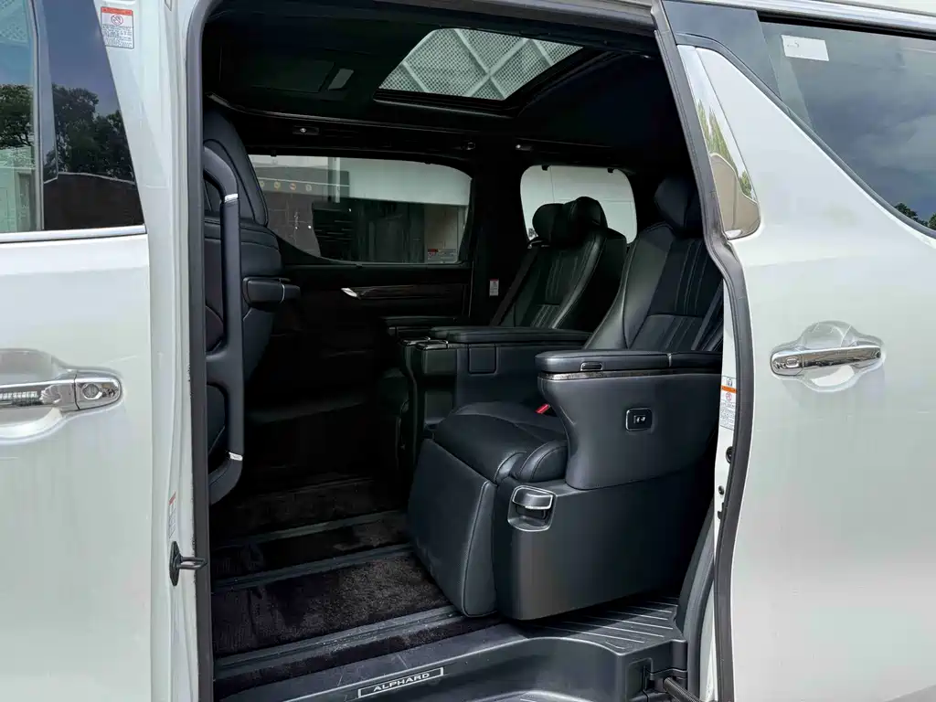 Toyota Alphard — фото 5