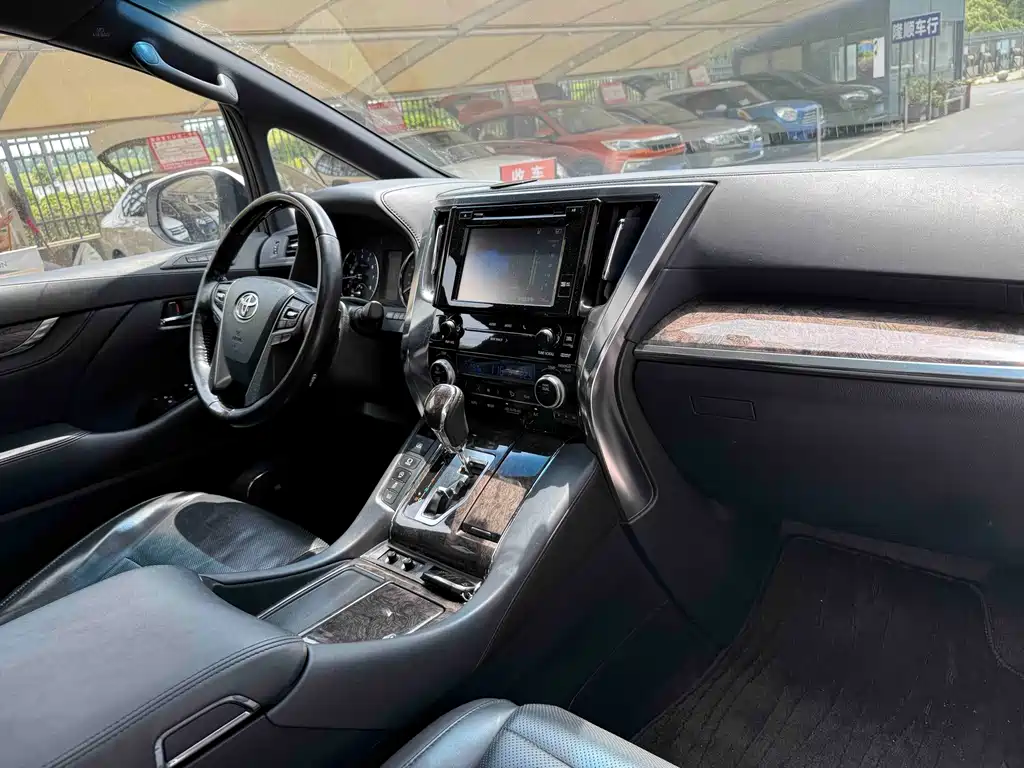 Toyota Alphard — фото 6