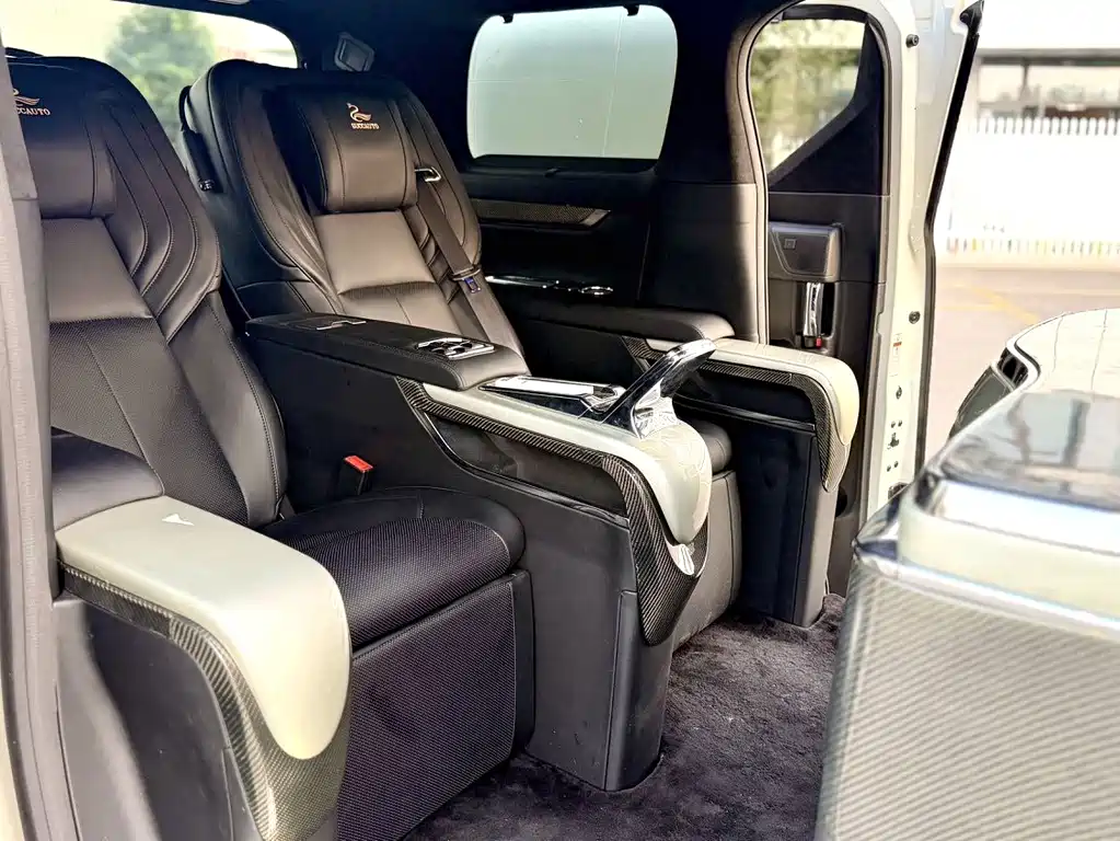 Toyota Alphard — фото 8