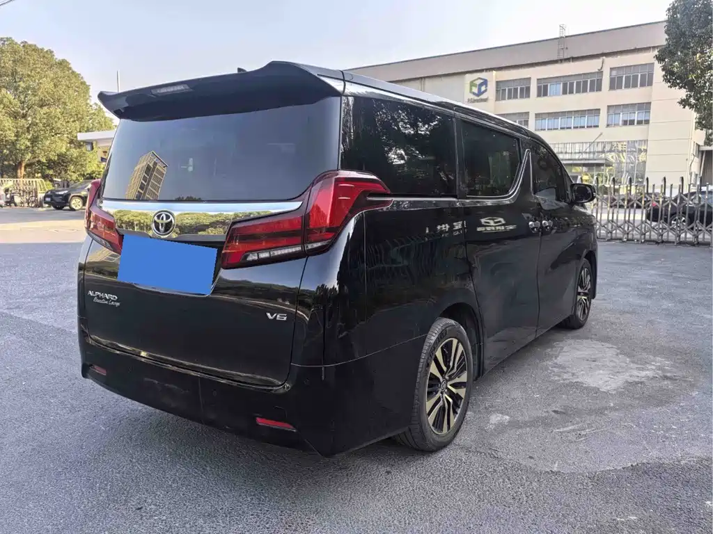 Toyota Alphard — фото 2