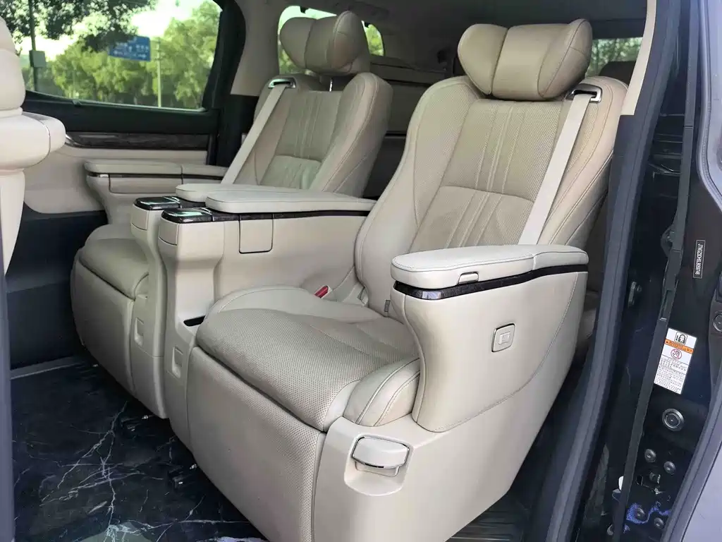 Toyota Alphard — фото 4