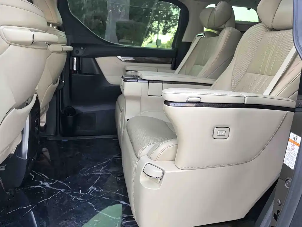 Toyota Alphard — фото 5