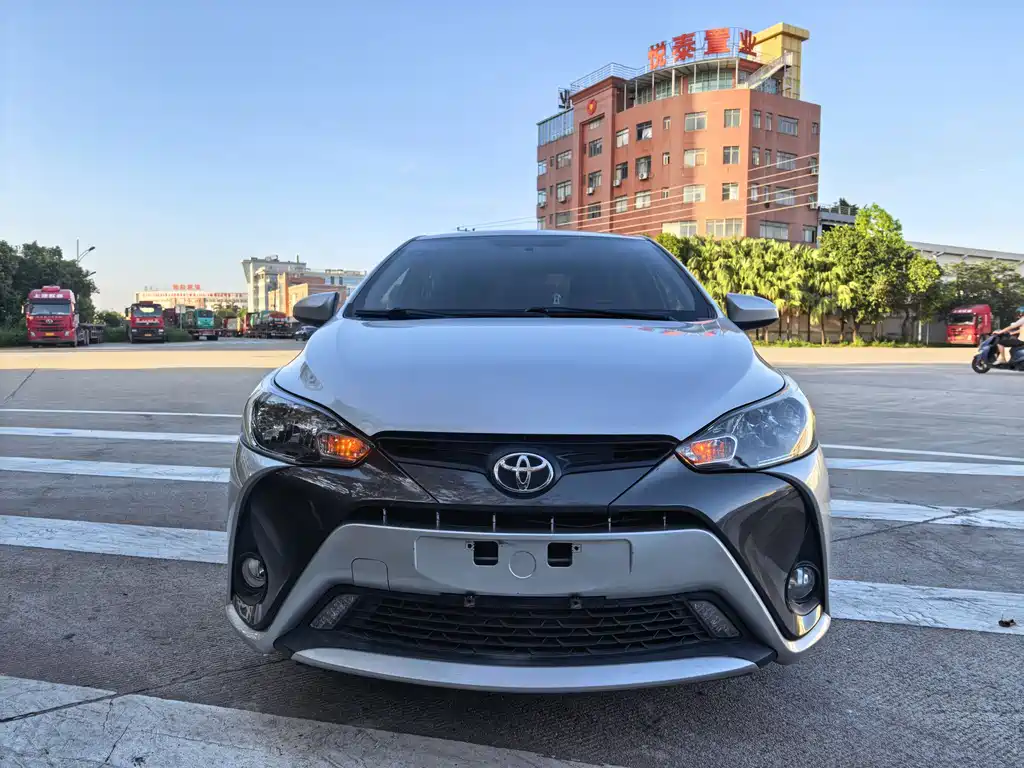 Toyota Yaris L — фото 2