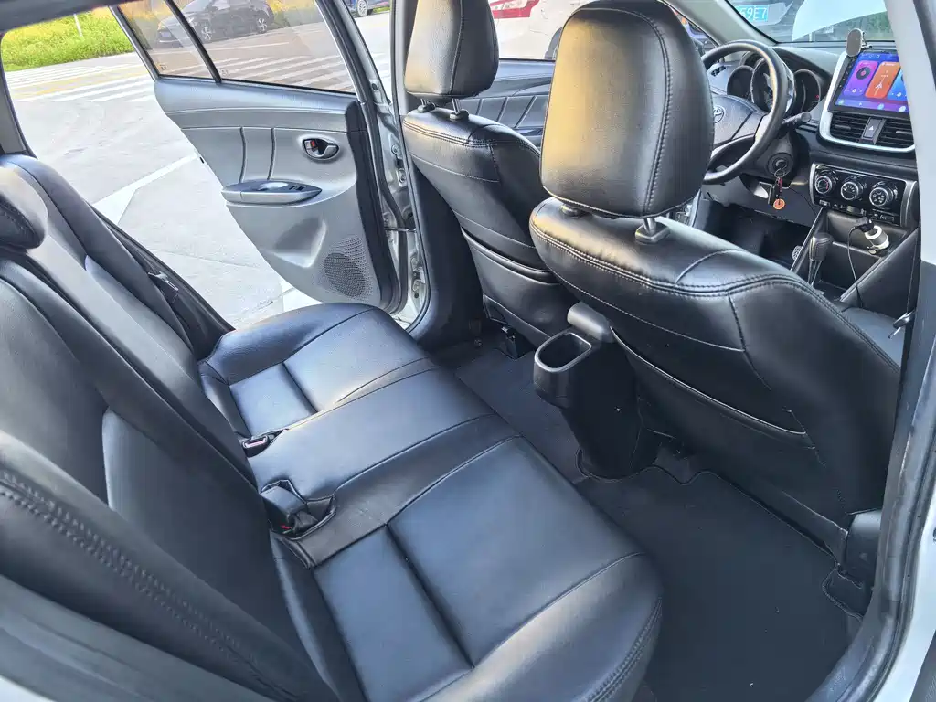 Toyota Yaris L — фото 13