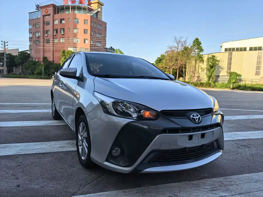 Toyota Yaris L — фото 3