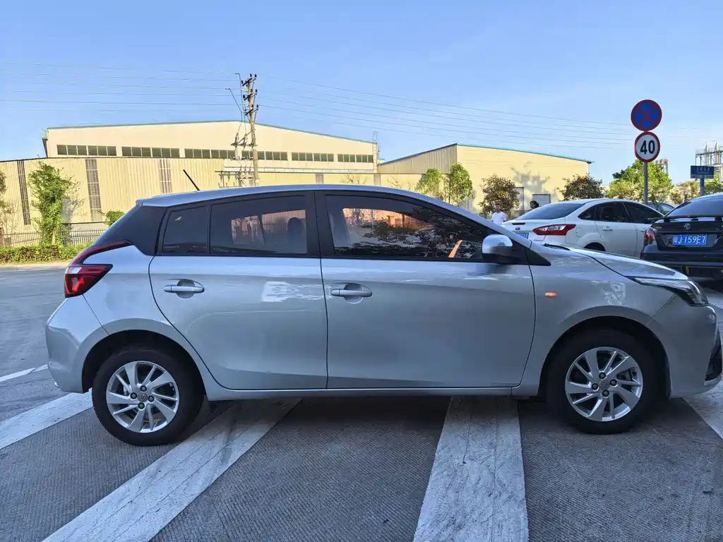 Toyota Yaris L — фото 4