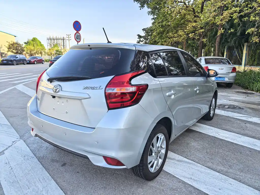 Toyota Yaris L — фото 5