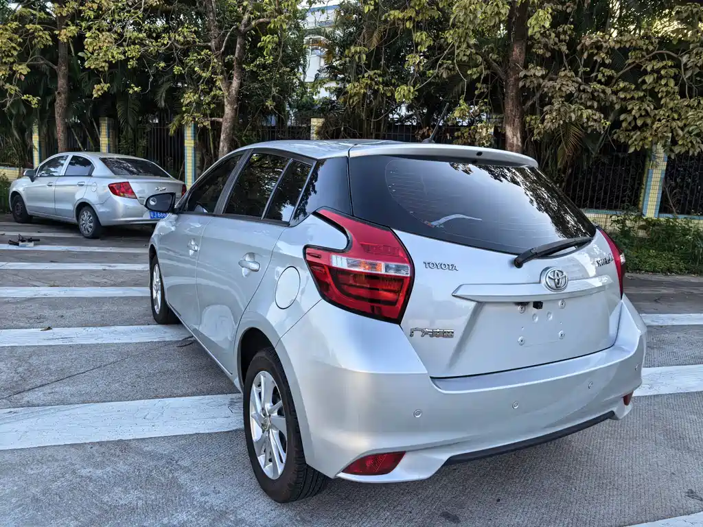 Toyota Yaris L — фото 7