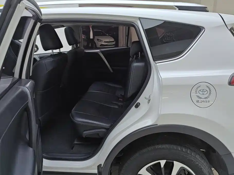 Toyota RAV4 — фото 11