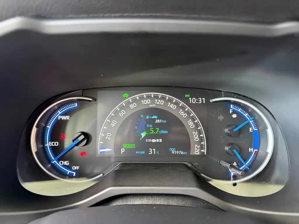 Toyota RAV4 — фото 11