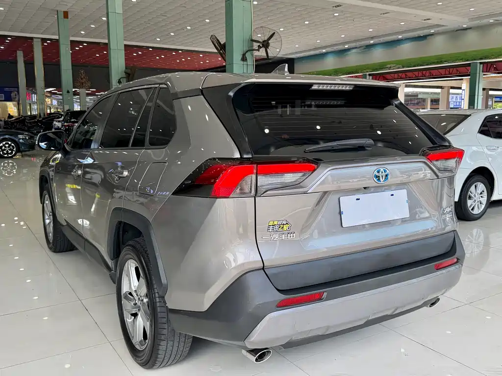 Toyota RAV4 — фото 13