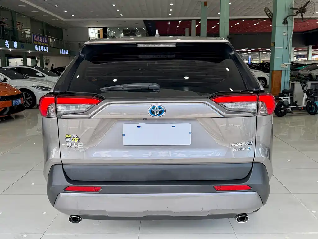 Toyota RAV4 — фото 14